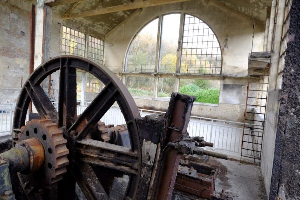 Visite de l'intérieur de la hall et découverte d'une roue crantée