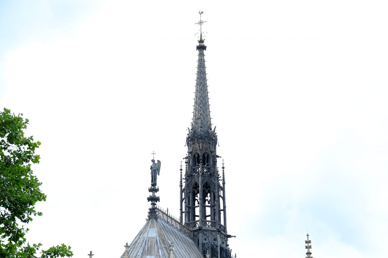 La splendide flèche de la Sainte Chapelle