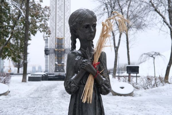 La statue d'une petite fille souffrant de la faim pendant Holodomor
