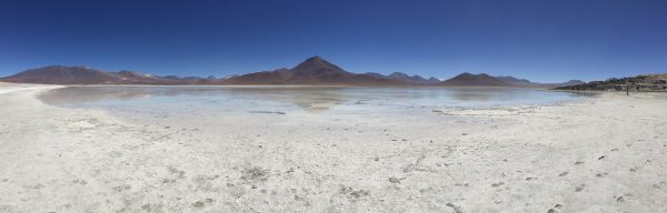 Au fond un volcan et les mines de la frontière chilienne