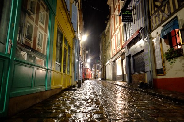 Balade dans les ruelles d'Honfleur pendant la nuit