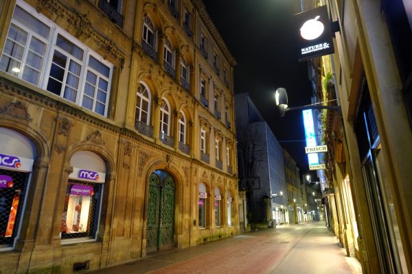 L'une des ruelles piétonnes du centre de Metz la nuit