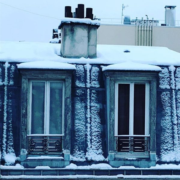 Les toits de Paris sous la neige