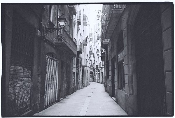 L'une des rues sombres du quartier gothique de Barcelone