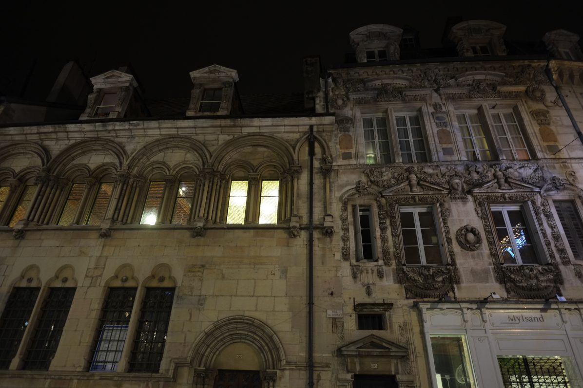 Découvrir de magnifiques façades à Dijon la nuit