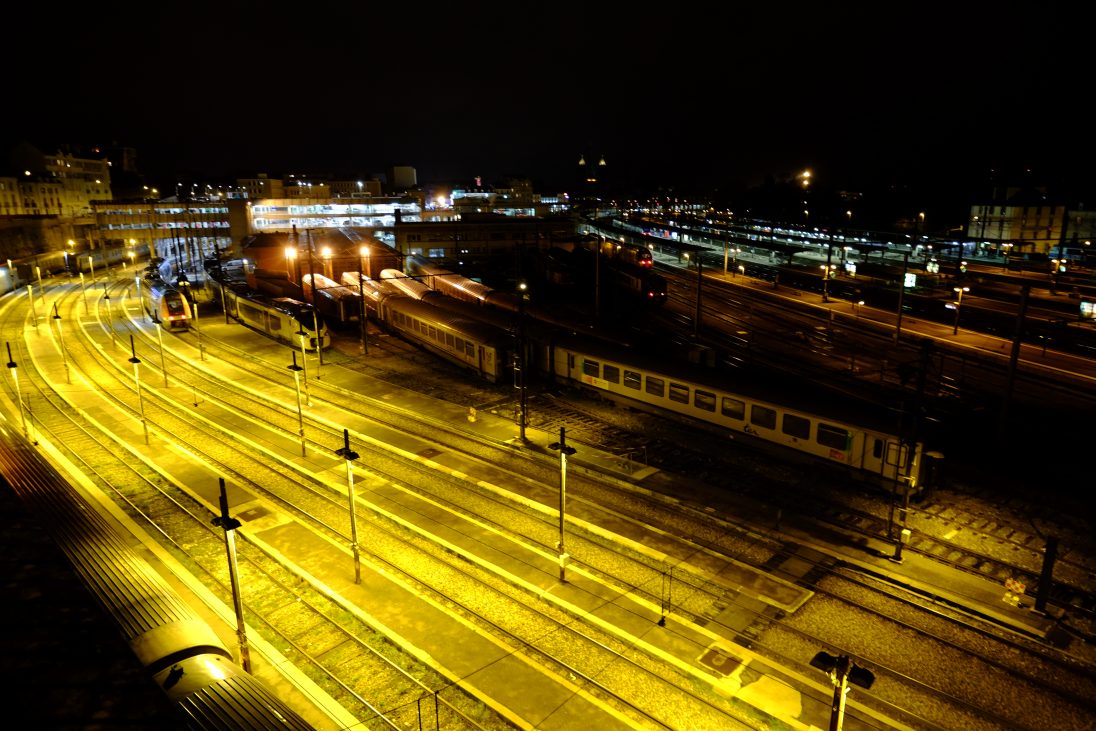 La gare de Dijon brillant de mille feux la nuit