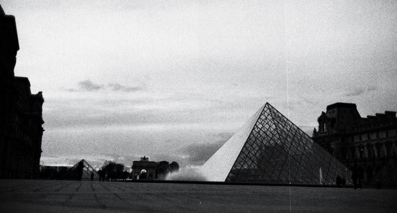 Le Louvre en noir et blanc