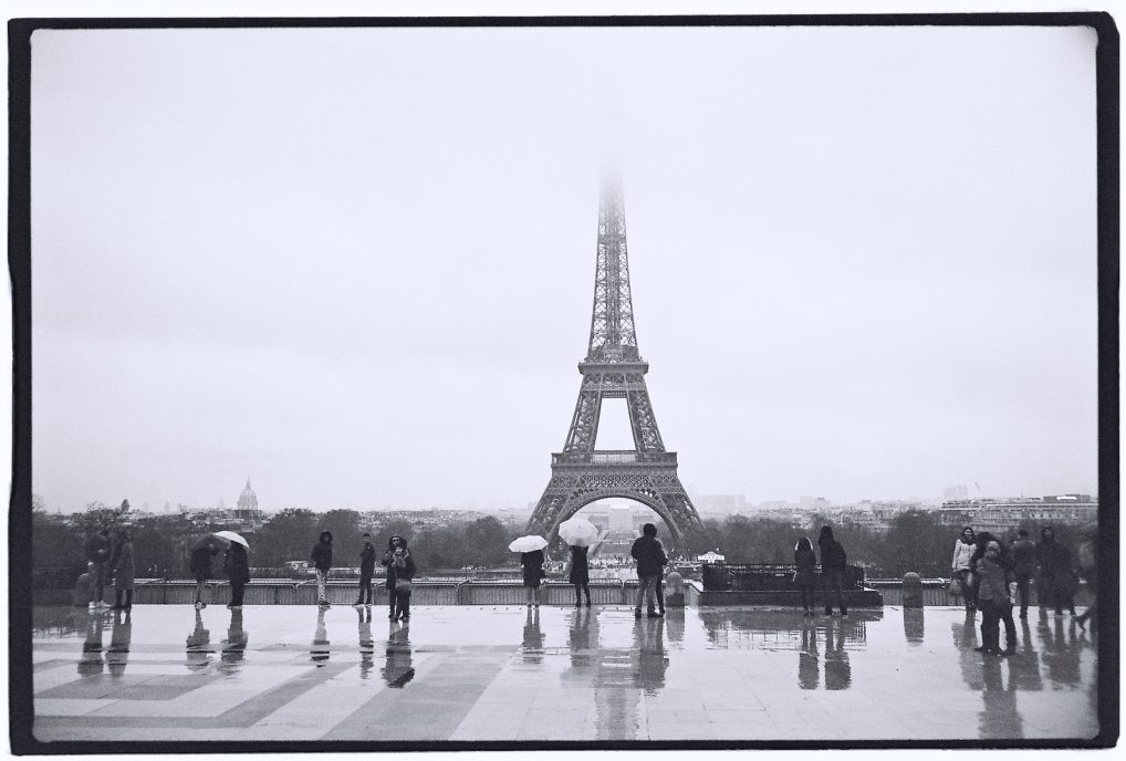 La vue depuis le Trocadéro sur la tour Eiffel un jour de pluie