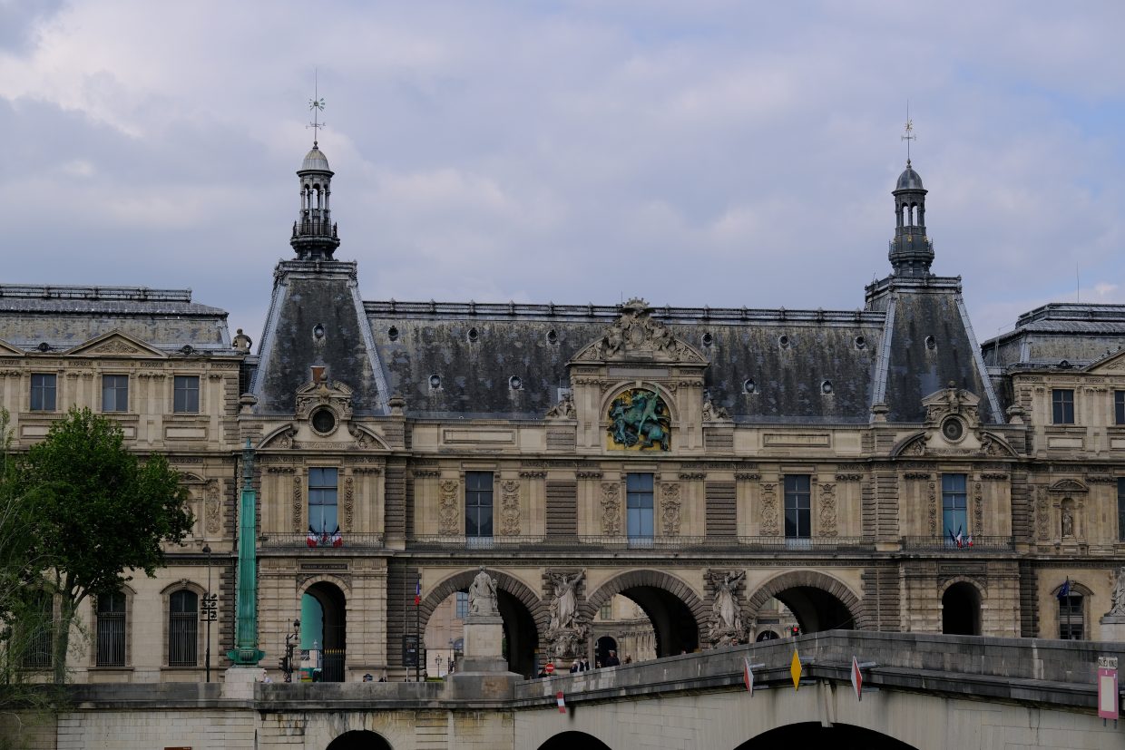 Le Louvre vu depuis la rive gauche