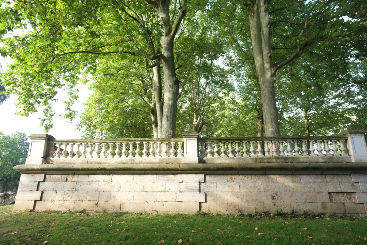 Le jardin Darcy à l'angle de l'avenue Victor Hugo et du Boulevard de Sévigné
