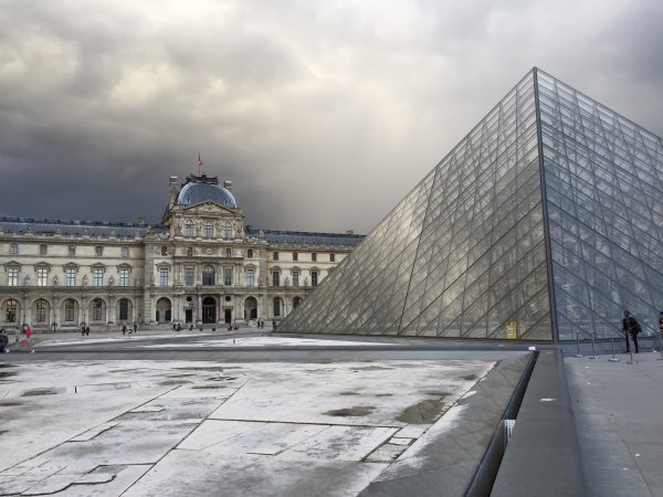 Le musée du Louvre sous un ciel d'orage