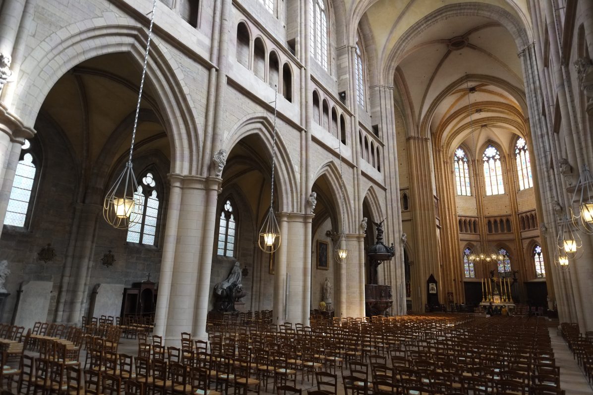 L'intérieur de la grande cathédrale de Dijon