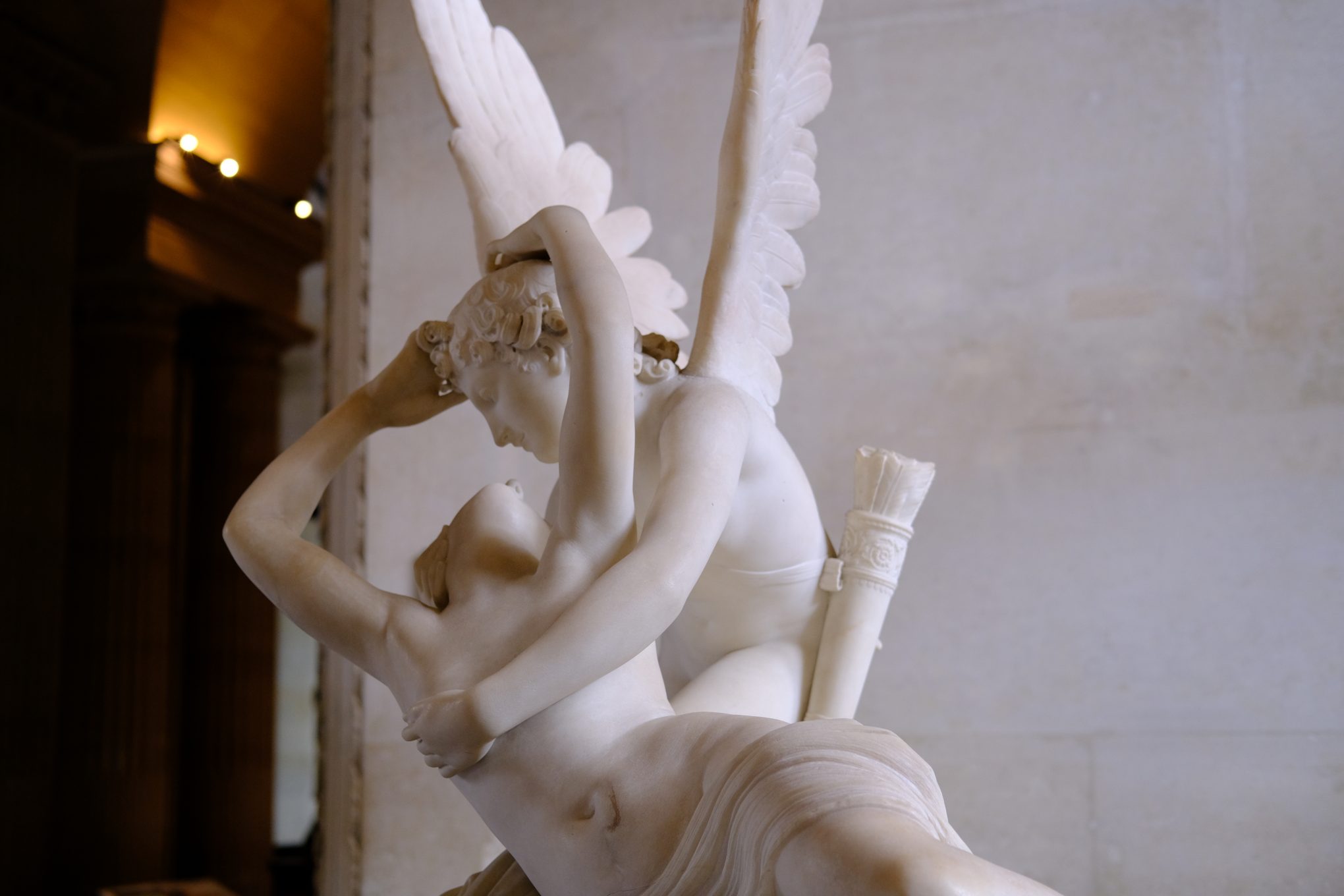 Un ange et une déesse. Cupidon et Psyché taillés dans un même bloc de marbre