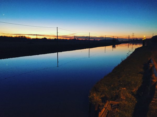 Un canal au crépuscule dans le Nord pas de Calais