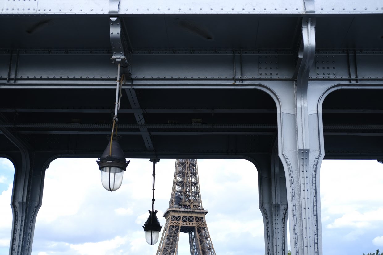 Un plan serré sur le pont et la tour Eiffel © Yann Vernerie