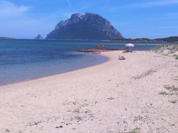 Une plage quasi déserte au mois de mai près d'Olbia en Sardaigne