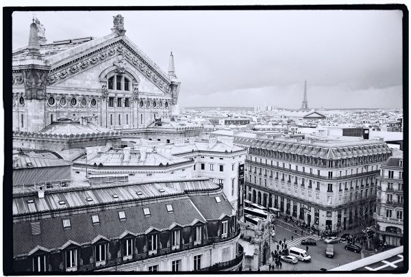 Vue imprenable sur l'opéra Garnier et la Tour Eiffel depuis la terrasse des galeries Lafayette