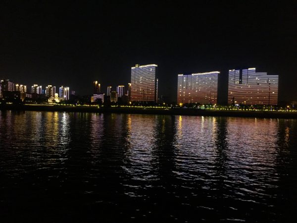 Des reflets dans le fleuve, la nuit à Wuhan