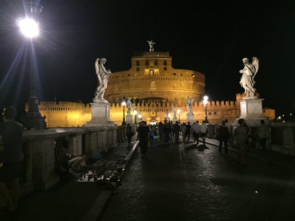Rome la nuit sur les bords du Tibre