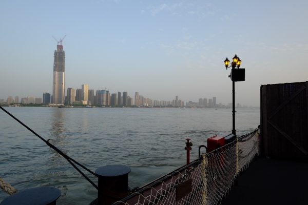 Vue imprenable sur le Yangtsé Kiang et la tour 606 à Wuhan