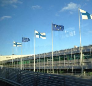 Les drapeaux finlandais et européens