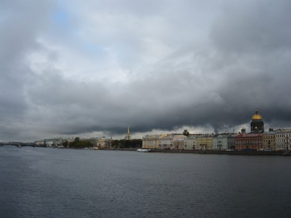 Saint-Pétersbourg sous les nuages
