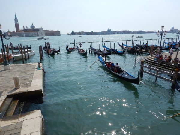 Des gondoles à Venise, non loin de la place Saint-Marc