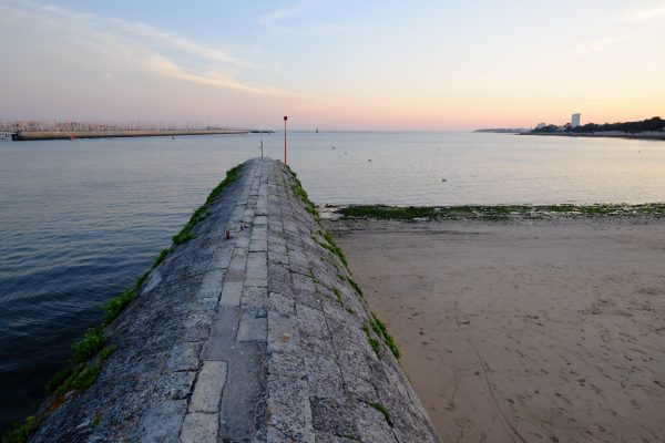 En marche sur la digue du port de la Rochelle