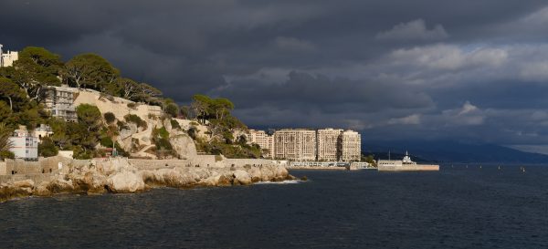 La promenade du Cap d'Ail et quelques immeubles de Monaco dans les lointains
