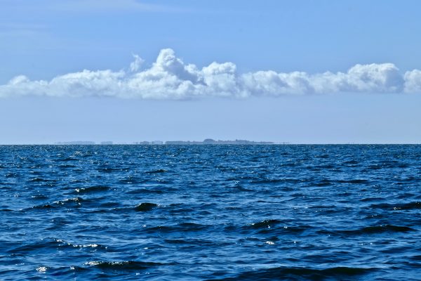 Hoëdic sous un nuage un jour de beau temps