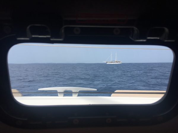 Photo prise depuis le hublot d'un bateau dans le nord de la Croatie, non loin de l'île de Mali Losinj