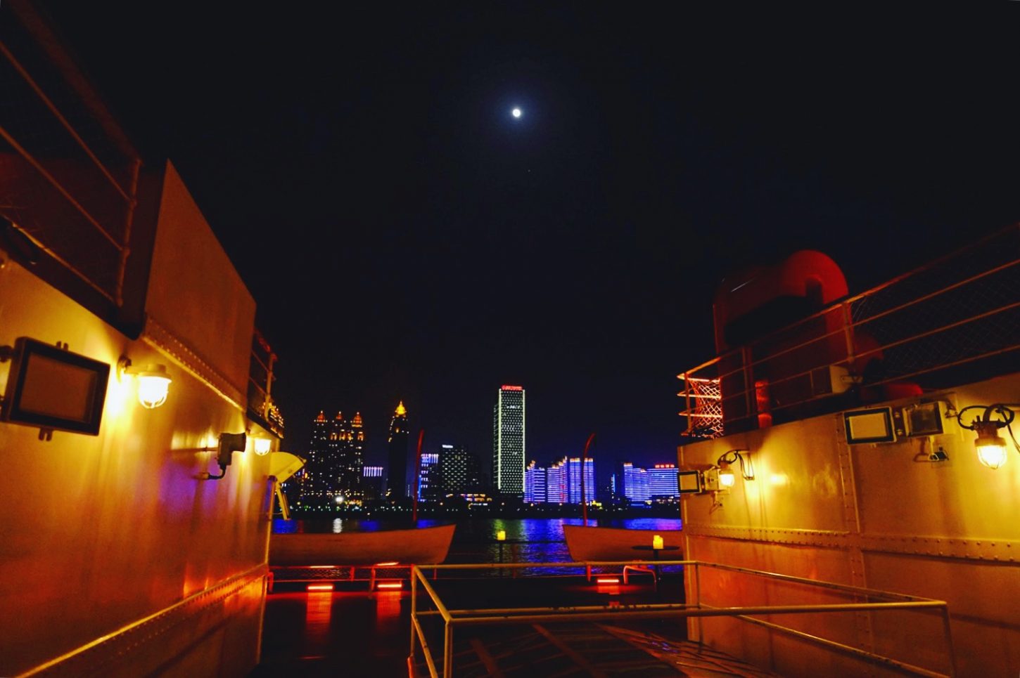 Wuhan la nuit en croisière