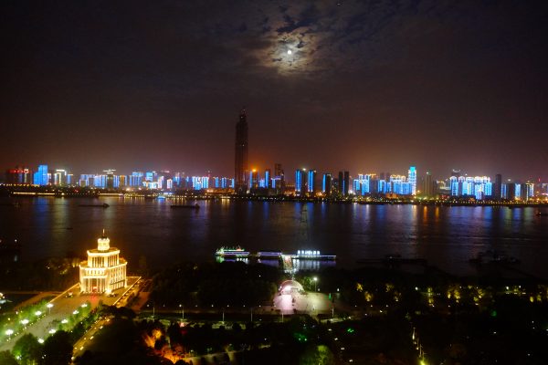 Vue sur le Yangtse Kiang, la lune et Wuhan pendant la nuit