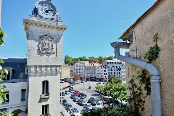 La belle horloge de la Tour de la gare de Bayonne