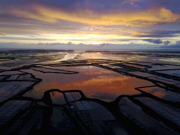 Un splendide coucher de soleil sur les marais salants de Guérande