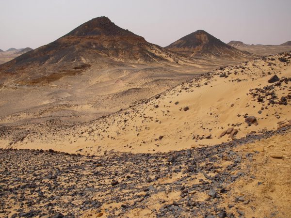Le désert noir, une étendue de sable recouverte de petits cailloux noirs