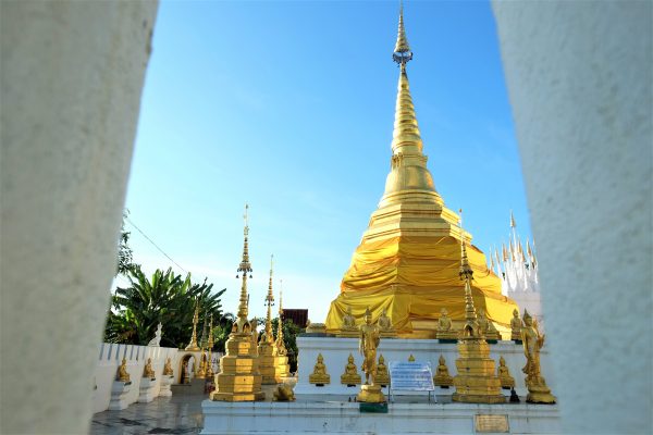 Le temple de Luang juste à côté de la maison rose à Phrae