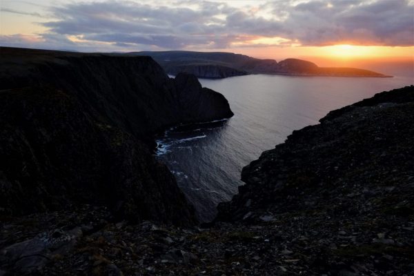 Les falaises noires du Cap Nord en Norvège