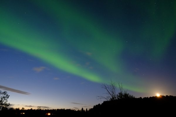 La lune, la nuit et une aurore boréale dans le nord de la Norvège
