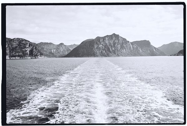 Sillages, un ferry quittant l'île de Senja