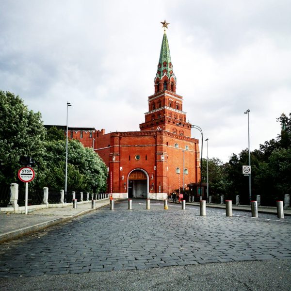 Les murs de briques rouges du Kremlin