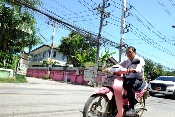 Un conducteur de scooter en Thaïlande à Chiang Mai