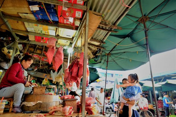 Une scène de vie sur le marché de Phnom Penh