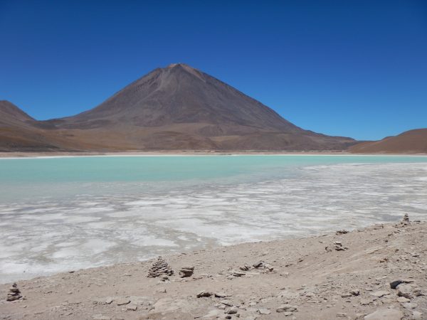 Le volcan Licancabur et la laguna Verde en Bolivie