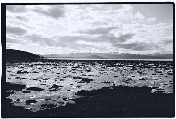Un fjord à marée basse vers Narvik dans le nord du pays