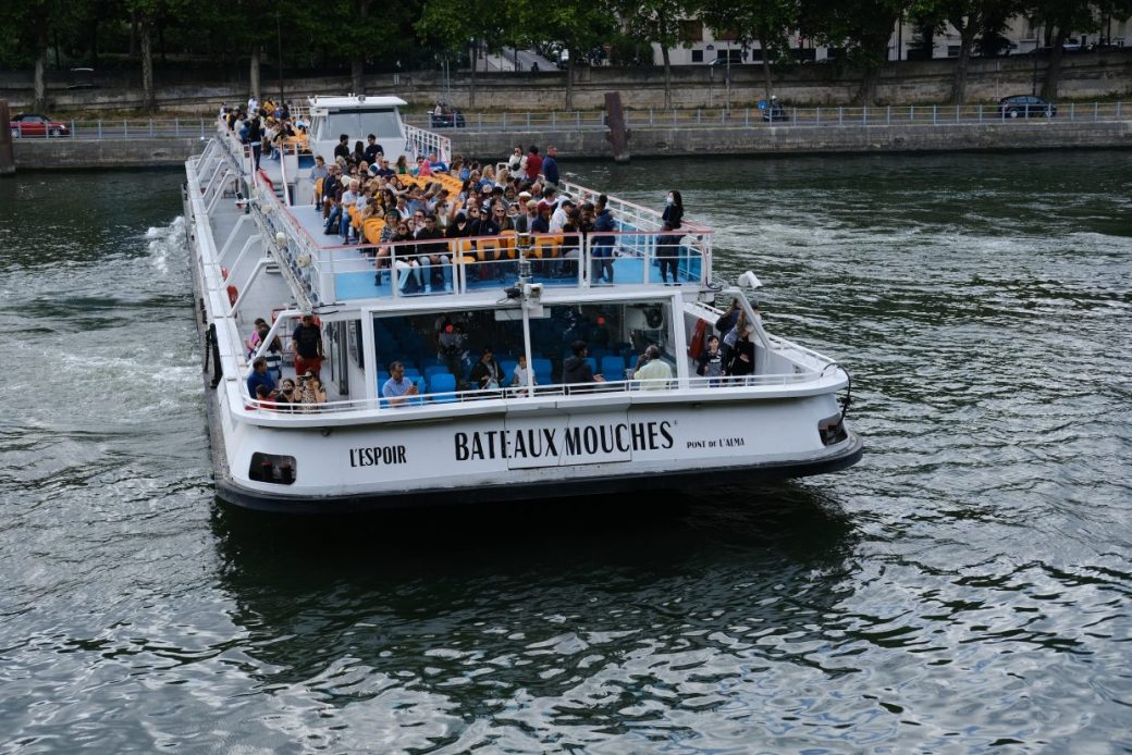 Un bateau-mouche sur la Seine en face de l'île aux Cygnes
