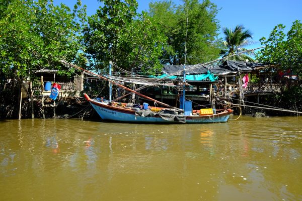 Le petit village de pêcheur entre la mer et la mangrove