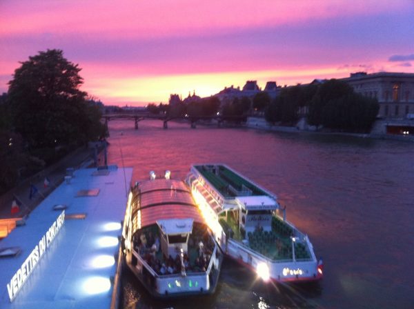 Un coucher de soleil irréel sur les bateaux-mouches et la Seine
