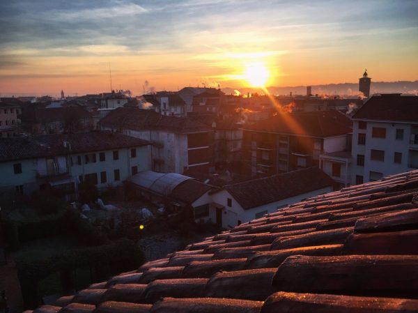 Toute la ville est recouverte de gèle et attend le soleil pour se réchauffer un peu