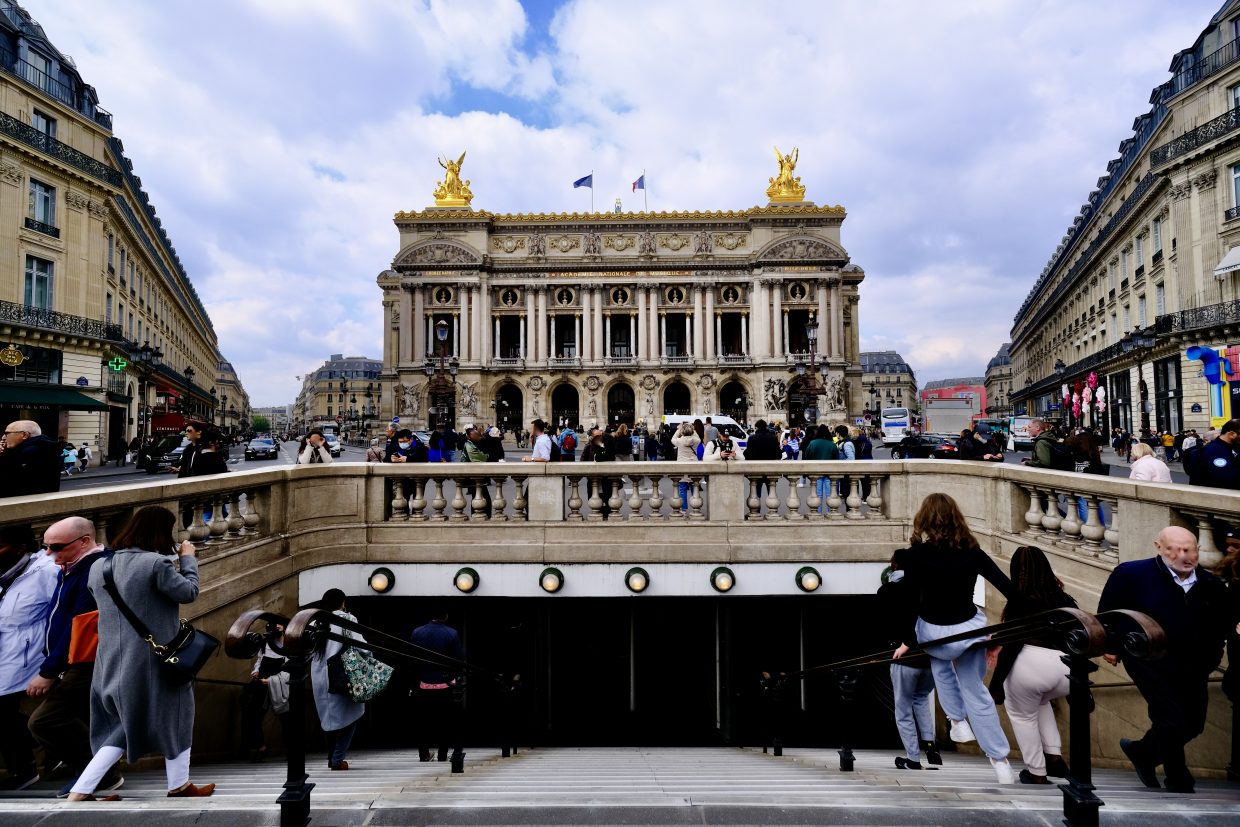 La bouche de Métro Opéra et le palais Garnier